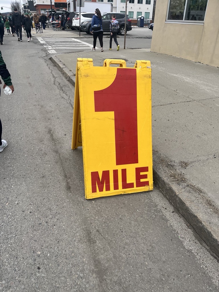 Yellow sign indicating one mile